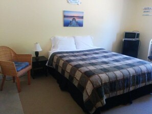 Standardzimmer, 1 Queen-Bett, barrierefrei (Room 6) | Schallisolierte Zimmer, kostenloses WLAN, Bettwäsche