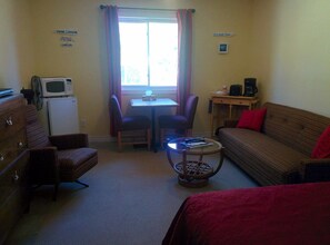 Standardzimmer, 1 Queen-Bett (Room 5) | Wohnbereich | Flachbildfernseher