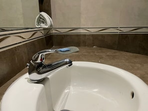 Junior Suite, 1 King Bed | Bathroom | Shower, free toiletries, towels - Motel Kiss (Mexicali)