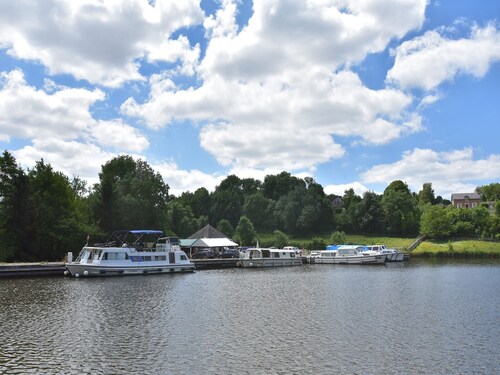 Holiday Home in Crux-la-Ville near Lake