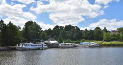 Holiday Home in Crux-la-Ville near Lake