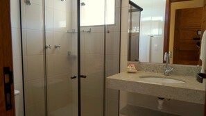 Dúplex familiar, 2 habitaciones | Baño | Ducha, bidé, toallas y papel higiénico
