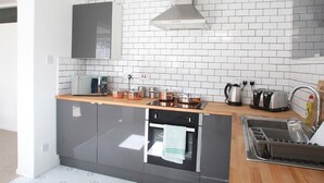 Microondas, horno, placa de cocina, utensilios de cocina