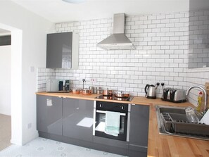 Microwave, oven, stovetop, cookware/dishes/utensils - Southside Apartments (Glasgow)