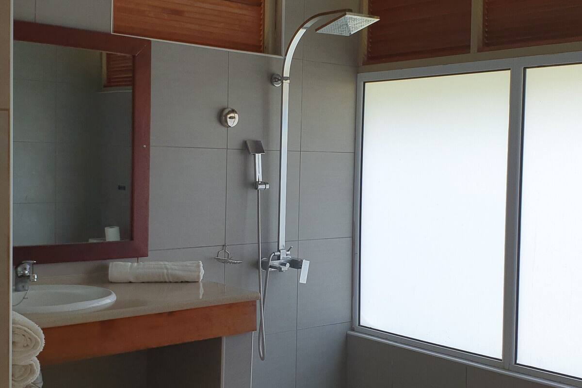 bungalow vanille with air conditioned | bathroom | shower, towels