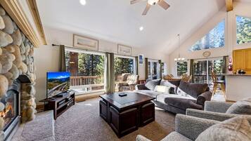 House, 4 Bedrooms | Ruang tamu | TV LCD, pemain DVD, bola sepak meja, buku-buku