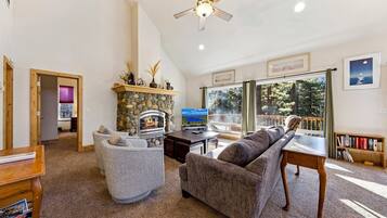 Talo, 4 makuuhuonetta | Oleskelualue | LCD-televisio, DVD-soitin, pöytäjalkapallopöytä, kirjoja