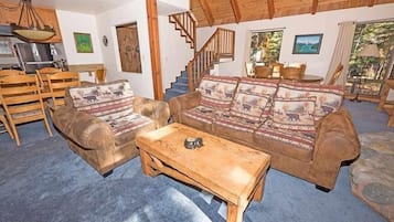 Cabin, 3 Bedrooms | Ruang tamu | TV skrin rata, pemain DVD