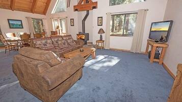 Hytte, 3 soverom | Oppholdsområde | Flatskjerm-TV og DVD-spiller