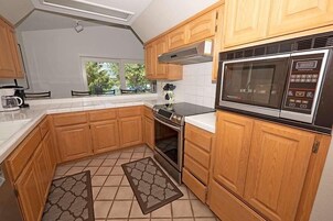 House, 4 Bedrooms | Private kitchen | Full-size fridge, microwave, oven, stovetop