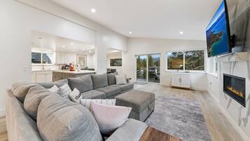 ํ์ฐ์ค, ์นจ์ค 3๊ฐ | ๊ฑฐ์ค ๊ณต๊ฐ | ๋ฒฝ๋๋ก, DVD ํ๋ ์ด์ด