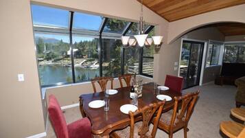 House, 3 Bedrooms | In-room dining