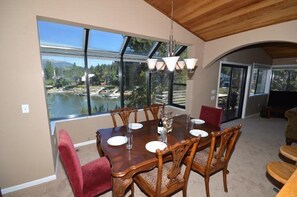 House, 3 Bedrooms | In-room dining