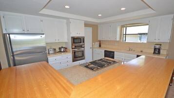 House, 3 Bedrooms | Private kitchen | Microwave, oven, coffee/tea maker