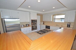 House, 3 Bedrooms | Private kitchen | Microwave, oven, coffee/tea maker