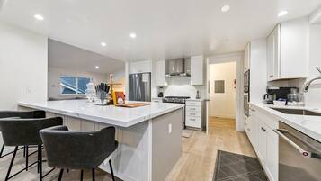 ํ์ฐ์ค, ์นจ์ค 3๊ฐ | ์ ์ฉ ์ฃผ๋ฐฉ | ์ ์๋ ์ธ์ง, ์ค๋ธ, ์ปคํผ/ํฐ ๋ฉ์ด์ปค