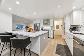 House, 3 Bedrooms | Private kitchen