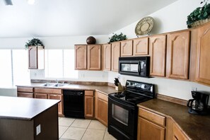 Traditional House, 4 Bedrooms, Private Pool, Courtyard Area | Private kitchen | Full-sized fridge, microwave, oven, stovetop - Glendale - 4 Bedroom Home (Glendale)