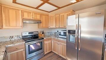House, 4 Bedrooms | Private kitchen | Full-sized fridge, oven, stovetop, dishwasher