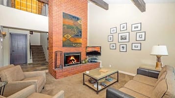 House, 4 Bedrooms | Living area | TV, DVD player