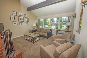 House, 4 Bedrooms | Living area | TV, DVD player