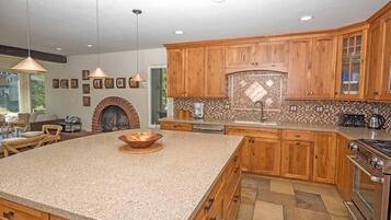 House, 4 Bedrooms | Private kitchen | Full-sized fridge, microwave, oven, stovetop