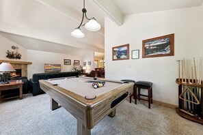 Maison, 4 chambres | Salle de jeux