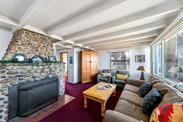 House, 6 Bedrooms | Living area | TV, DVD player