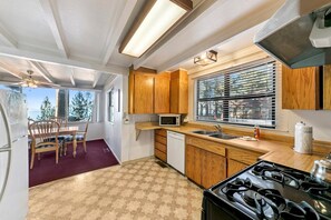 House, 6 Bedrooms | Private kitchen | Microwave, oven, stovetop, dishwasher