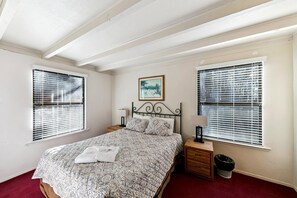 House, 6 Bedrooms - 3195 Pasadena Avenue 6 Bedroom Home by RedAwning (South Lake Tahoe)