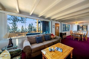Living area - 3195 Pasadena Avenue 6 Bedroom Home by RedAwning (South Lake Tahoe)