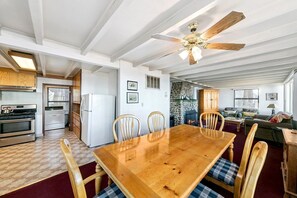 Dining - 3195 Pasadena Avenue 6 Bedroom Home by RedAwning (South Lake Tahoe)