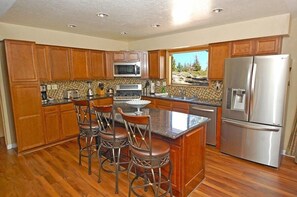 House, 3 Bedrooms | Private kitchen