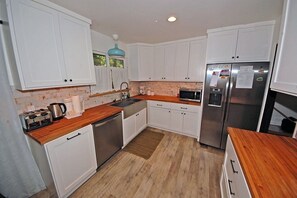 House, 4 Bedrooms | Private kitchen
