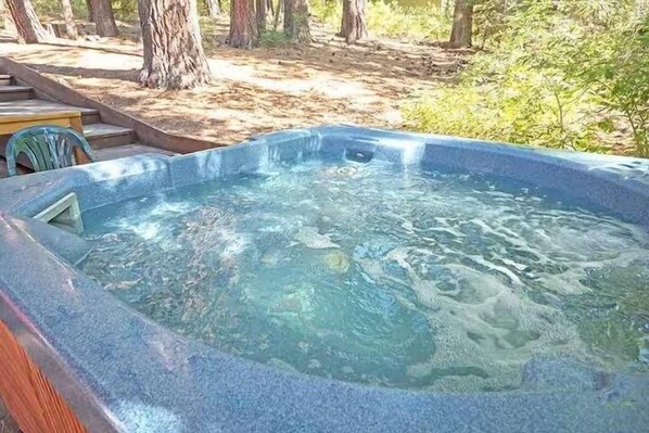 House, 4 Bedrooms | Outdoor spa tub