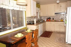 House, 4 Bedrooms | Private kitchen | Full-size fridge, microwave, oven, stovetop