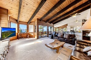 House, 5 Bedrooms | Living area