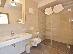 Combined shower/bathtub