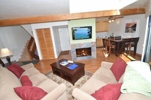 Condo, 3 quartos | Área de estar | TV, DVD player