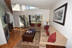 Condo, 3 quartos | Área de estar | TV, DVD player