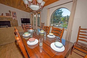 House, 3 Bedrooms | In-room dining