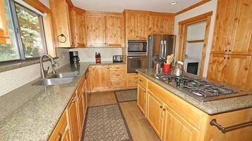 House, 3 Bedrooms | Private kitchen | Full-sized fridge, microwave, stovetop, coffee/tea maker