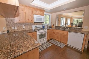 House, 4 Bedrooms | Private kitchen | Full-size fridge, microwave, oven, stovetop - 930 Rubicon Trail 4 Bedroom Home by RedAwning (South Lake Tahoe)