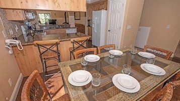 House, 4 Bedrooms | Dining