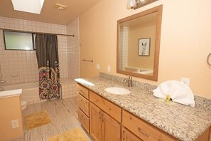 House, 4 Bedrooms | Bathroom