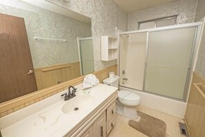 House, 3 Bedrooms | Bathroom | Bathtub, towels, shampoo