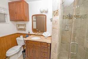 Casa, 3 habitaciones | Baño | Tina, toallas, shampoo 