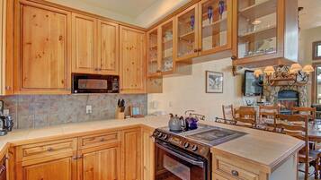 Townhome, 3 Bedrooms | Dapur peribadi | Peti sejuk/penyejuk beku saiz penuh, ketuhar gelombang mikro, ketuhar