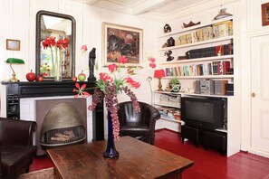 Smart TV, fireplace, DVD player, stereo