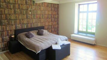 8 bedrooms, iron/ironing board, WiFi